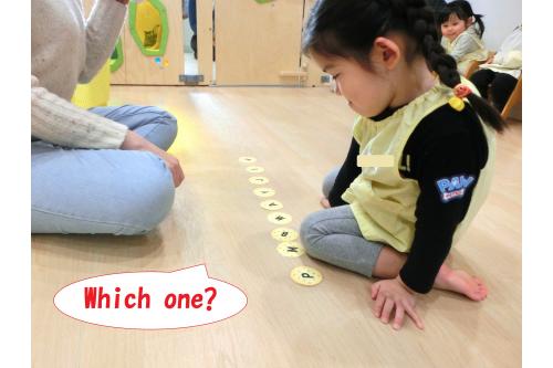 Phonics gameは<span style='color:#ff00ff;'>cookiegame!</span><br>English teacherが発音した<span style='color:#7f7fff;'>cookieを選んで…</span>