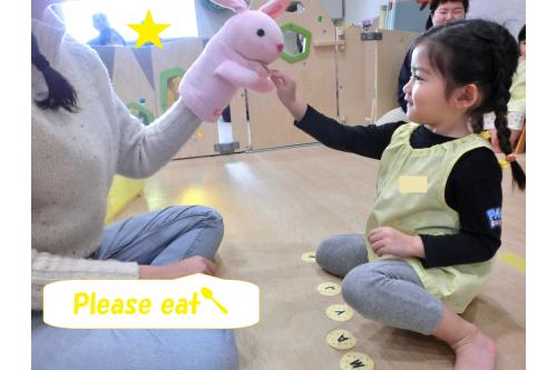 <span style='color:#ff7fff;'>Rabbit puppet</span>に<br>食べさせてあげました!<br>