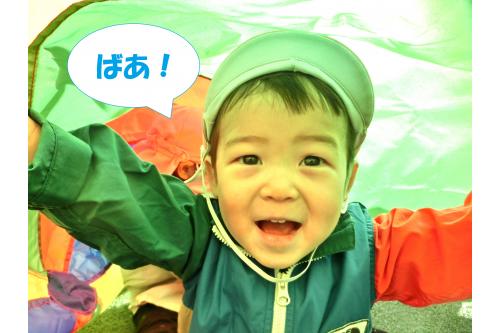 保育者が外から<br><span style='color:#ff8e1e;'>「いないいない~?」</span>と言うと<br><span style='color:#ff2828;'>「ばあ!」</span>と勢いよく<br>顔を見せてくれましたよ<span style='color:#ff2893;'>♪</span><br><br>今回で<span style='color:#8e1eff;'>りすチーム</span>のブログは<br>今年度最後になりました<span style='color:#2323ff;'>!</span><br><br><span style='color:#23ffff;'>4月</span>は身の回りのことが難しかったり、<br>言葉もままならなかったりしましたが、<br>今はほとんどのことを自分で<span style='color:#23ff23;'>できるようになり</span>、<br>保育者やお友だちと会話を<br><span style='color:#ff8e1e;'>楽しんだり</span>できるようになりました<span style='color:#ff2323;'>❤</span><br><br>この1年でたくさんの<span style='color:#ff28ff;'>成長</span>を見せてくれました!<br>4月からは保育園の<br><span style='color:#8e1eff;'>お兄ちゃんお姉ちゃん</span>になります<span style='color:#2323ff;'>♪</span><br>さらなる成長が楽しみですね<span style='color:#93ff28;'>!</span>(^^)<span style='color:#28ff28;'>!</span><br><br>次回のブログもお楽しみに<span style='color:#ffff1e;'>!</span>