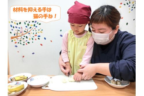午前中は<span style='color:#ff007f;'>うさぎチームさん</span>が<br>クレープの中に入れる<span style='color:#00ff00;'>バナナ</span>を<br>切ってくれました!<br><br><span style='color:#ffbf7f;'>〇包丁は危ないからぎゅっとしっかりと持つ</span><br><span style='color:#7f7fff;'>〇振り回さない</span><br><span style='color:#ff7fbf;'>〇材料を抑える手は猫の手</span><br><br>のお約束をしてから始めたのですが<br>しっかりと守って<span style='color:#007fff;'>安全に切ることが</span>できました<span style='color:#ffbf7f;'>♪</span><br><br><span style='color:#ff007f;'>「おいしくできるかなぁ?」</span><span style='color:#7f00ff;'>「切るの楽しい!」</span>と<br>お話してくれましたよ<span style='color:#ffff00;'>(^^♪</span>