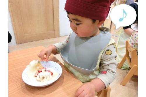 完成したクレープを見つめながら<br><span style='color:#00ff00;'>「はやくたべたいなぁ~」</span><br><span style='color:#ff007f;'>「くるくるってする!」</span>と<br>食べる意気込みは十分!<br>