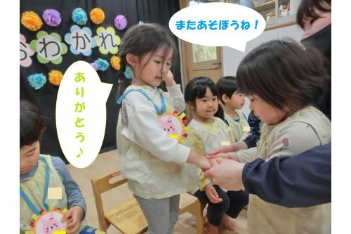 触れ合い遊びをお兄ちゃん・お姉ちゃんにしてもらった<br>お返しに<span style='color:#ffbc7a;'>メダル</span>の<span style='color:#ff7a7a;'>プレゼント</span>を送りました<span style='color:#ffff00;'>!</span>