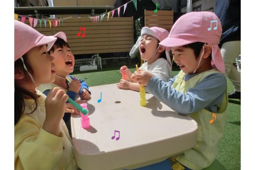 お弁当前にお天気が良かったので<br><span style='color:#ff00ff;'>うさぎチームさん(2歳児)</span>は<span style='color:#7affff;'>しゃぼん玉</span>をしました!<br>
