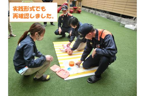 おさらいが終わると<span style='color:#7fbfff;'>人形と<br>AEDのデモ機を使用</span>して<br>実戦形式での再確認を行いました。<br><br><br>実際に倒れた子どもへの声掛けはもちろん<br>何を優先させるべきか<br><span style='color:#ff7f7f;'>咄嗟の判断のポイント</span>も細かく教えていただきました。<br><br><span style='color:#7f7fff;'>童謡「うさぎとかめ」</span>の速さでの胸骨圧迫など<br><span style='color:#ffbf7f;'>実際に焦ってしまいそうな場面での<br>落ち着いての対応方法</span>なども知れたので<br><span style='color:#0000ff;'>シュミレーション訓練</span>などでも<br>取り入れていこうと思います。<br><br><br><br>4月は新しい環境ということもあり<br><span style='color:#ff00ff;'>乳幼児突然死症候群(SIDS)</span>などの<br>確率も上がると言われています。<br><br><br>もしもに備えた訓練を行うことで<br><span style='color:#00ff00;'>保護者の皆様にも安心</span>していただける環境づくりを<br>していけたらと思います。<br><br>また、次回のブログもお楽しみに<span style='color:#ffff00;'>★</span>