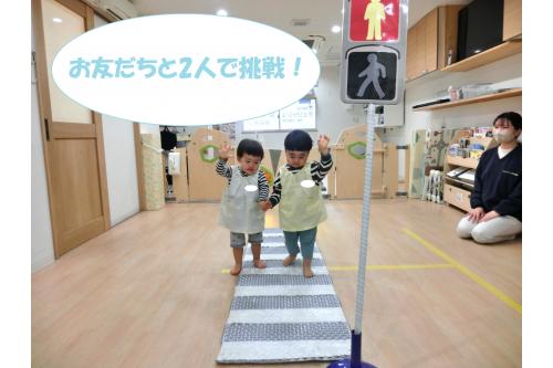うさぎチームさんは<br><span style='color:#ff38ff;'>お友だちと</span>手を繋いで2人で挑戦!<br><br><br>信号が<span style='color:#3838ff;'>青</span>になったことを確認してから<br>歩き出し、忘れずに手も上げていました<span style='color:#ff70ff;'>(^^♪</span><br>これで<span style='color:#70b7ff;'>交通ルール</span>もばっちりのようです<span style='color:#ffff28;'>★</span><br><br><span style='color:#ffb770;'>お散歩先</span>でも、信号や横断歩道に<br>興味を持ってもらえるよう<br>今日のお話を少しでも<br>思い出してもらえたらと思います<span style='color:#ff70b7;'>♪</span><br><br><span style='color:#ffba75;'>次回のブログもお楽しみに★</span>