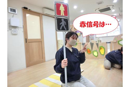 実際に手作りの<span style='color:#ffb770;'>信号機</span>を見てもらいました<span style='color:#75ff75;'>♪</span><br>「<span style='color:#ff1919;'>赤</span>の時は…?」<br>「<span style='color:#ff2323;'>とまる!</span>」とうさぎチームさんが中心となって<br>教えてくれました!<br><br>「<span style='color:#3333ff;'>青</span>は、<span style='color:#3838ff;'>すすむ</span>んだよ」と<br>信号のお話と、横断歩道の渡り方のお話を<br>しっかり聞いてくれた子どもたちです<span style='color:#70ff70;'>(^^♪</span>