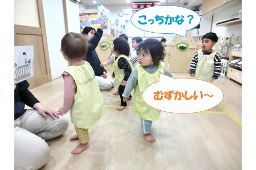 お話が終わると、<span style='color:#7070ff;'>交通安全クイズゲーム!</span><br>「進んでいいのは<span style='color:#2d2dff;'>青色?</span><span style='color:#ff2d2d;'>赤色?</span>」<br>どっちか思い出しながらあってると思う方の絵<br>を見てわかれました<br><br>まだ難しい子どもたちもいましたが、<br>答えを発表すると<span style='color:#ff70b7;'>大喜び</span>の様子で<br>楽しく<span style='color:#70b7ff;'>交通安全のルール</span>を<br>知ることができましたね<span style='color:#ff70ff;'>♪</span>