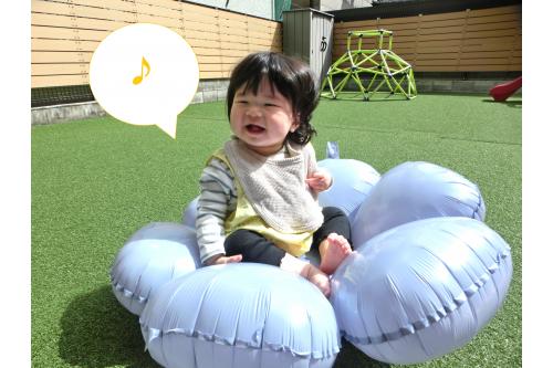 最初は<span style='color:#7fff00;'>芝生</span>の感触が<span style='color:#42a0ff;'>苦手</span>だったようで<br>先生のお膝の上で<span style='color:#ff4747;'>ポカポカ</span>太陽の光を浴びて<br><span style='color:#ff42ff;'>ひなたぼっこ</span>をしていた子どもたち<span style='color:#ffff00;'>★☆★</span><br><br>「<span style='color:#ff870f;'>これなんだ?</span>」と芝生に興味を持ち<br><span style='color:#42ffa0;'>触って確かめる</span>姿が見られましたよ!<br><br><span style='color:#a042ff;'>大丈夫</span>だと分かると園庭を<span style='color:#ffa042;'>自由に</span><br>ハイハイで<span style='color:#00ff00;'>移動</span>してお友だちが遊んでいる<br>様子を<span style='color:#4747ff;'>観察</span>したり、お花の風船の上に座って<br><span style='color:#ff42ff;'>ひなたぼっこ</span>を楽しみました<span style='color:#ff47a3;'>(^o^)♪</span>
