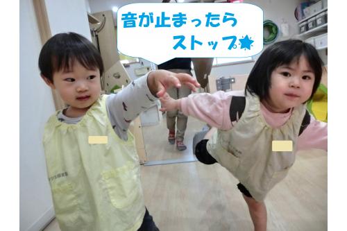 まず<span style='color:#ff007f;'>は楽器の音</span>に合わせて<br>動いてみよう!ということで<br><br><span style='color:#00ff00;'>タンバリン→ジャンプ</span><br><span style='color:#ff7f00;'>カスタネット→歩く</span><br><span style='color:#ff0000;'>鈴→走る</span><br>に挑戦!<br><br><br><span style='color:#bf7fff;'>音が鳴ったらストップね~!</span>と<br>伝えるとポーズもつけて<br>ストップできました<span style='color:#ffff00;'>★</span>