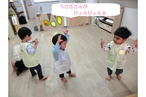 ピアノに合わせて<br>動物に変身してみよう!<br><br>という遊びでは<br><span style='color:#ff7fff;'>「うさぎ」</span><span style='color:#7fbfff;'>「ぞう」</span><span style='color:#00ff00;'>「亀」</span>などに変身。<br><br><br>中でも子どもたちのお気に入りは…<br>