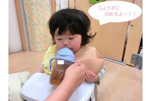 <span style='color:#ff7a7a;'>「いただきます!」</span>の挨拶をした後は<br>最初に<span style='color:#389bff;'>お茶</span>を飲みます!<br><br><span style='color:#7affff;'>ゴクゴク</span>と上手に飲むことができます(<span style='color:#ff00ff;'>*</span>´ω`<span style='color:#ff00ff;'>*</span>)<br>