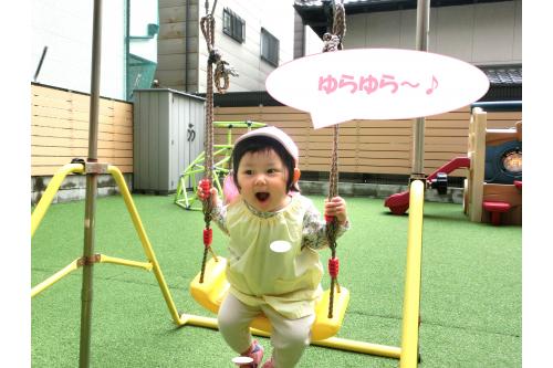 順番を待っていたお友だちも<br>自分で上手に<span style='color:#70ffb7;'>ロープを握り</span><br>座ることができました！<br><br><span style='color:#ff75ff;'>「わあ～！」</span>と声を出して<br>楽しいことを表現してくれましたよ<span style='color:#ffba75;'>(^o^)</span><br><span style='color:#ffba75;'>お天気の良い日</span>は園庭で<br>様々な遊具を使って<br><span style='color:#ff75ba;'>体を動かして</span>遊んでいる子どもたちです<span style='color:#ff7575;'>♡</span><br><br><span style='color:#ba75ff;'>次回のブログもお楽しみに♪</span>