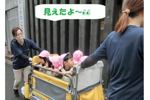 病院が近づいてくると<br><span style='color:#ff7f00;'>「ここ知ってる！」</span>などの<br>声も聞こえてきました<span style='color:#00ffff;'>(^^♪</span><br>道中は先日話があった交通安全の<br>お話をよく覚えていて<span style='color:#ff0000;'>「赤信号は止まれ！」</span><br>とお話していましたよ<span style='color:#ffff00;'>★</span>