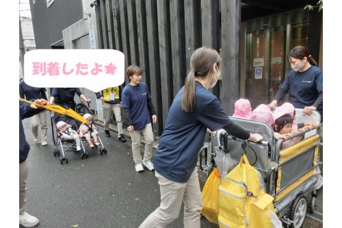 無事到着し、<span style='color:#7f00ff;'>内科健診</span>を<br>受けることができました。<br><br><br>泣くこともなく上手に受ける姿に<br>病院の先生も<span style='color:#00ff00;'>「上手だね！」</span>と<br>たくさん褒めてくれました<span style='color:#ff007f;'>(^^♪</span><br><br>健康第一でこれからも保育園で<br>たのしく過ごせたらと思います。<br><br><br>また、次回のブログもお楽しみに<span style='color:#ffff00;'>★</span>