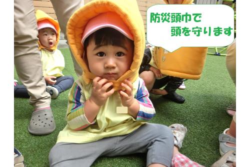 揺れが収まったあとも<br><span style='color:#ff007f;'>頭を守るためにみんなで防災頭巾を</span>かぶりました。<br><br><span style='color:#ff7f00;'>「頭を守るためにつけていてね」</span><br>と伝えると上手にかぶってくれていましたよ！<br>