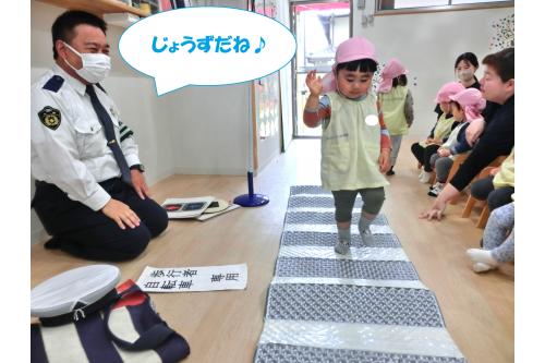 お話が終わると実際に<br><span style='color:#75ffba;'>横断歩道</span>を渡る練習をしました<span style='color:#ff75ff;'>(^^♪</span><br><br><span style='color:#70ff70;'>「上手だね～！」</span>とたくさん褒めてもらい<br><span style='color:#ff7575;'>自信</span>がついた子どもたちです<span style='color:#ff75ba;'>♪</span>
