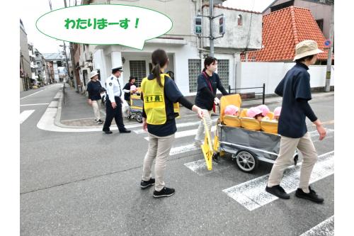 続いて、いつもお散歩に行く公園までの道を<br>一緒に来てもらい<br><span style='color:#ba75ff;'>交通安全指導</span>をしてもらいました。<br><br>慣れた道で普段気がつかない<br><span style='color:#ff75ba;'>危険の可能性</span>なども教えて頂いたりと<br>職員も改めて交通安全への<span style='color:#75baff;'>意識が強まりました！</span>