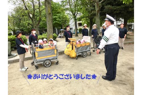 <span style='color:#ff75ff;'>無事に公園に到着！</span><br><span style='color:#ba75ff;'>交通安全</span>について<br>優しく丁寧に教えて頂きました。<br><br>最後は<span style='color:#70ffff;'>警察官の方</span>にお礼を言って<br>お別れをしましたよ<span style='color:#ff75ba;'>(^^)</span>