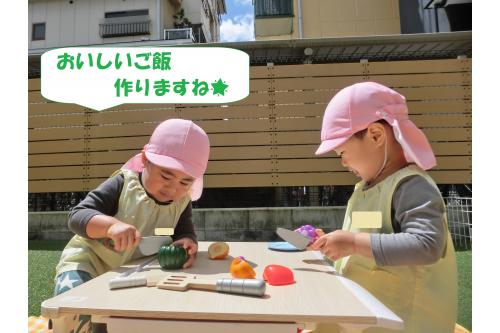 包丁の持ち方も様になっていて<br><span style='color:#ff007f;'>「なににしますか~?」</span>と<br>言葉もお店屋さんそのもの!<br><br><br>注文すると<br><span style='color:#7f00ff;'>「ちょっと待っててくださいね!すぐ作りますね。」</span>と<br><br>しっかりとしたお返事も帰ってきます★<br>