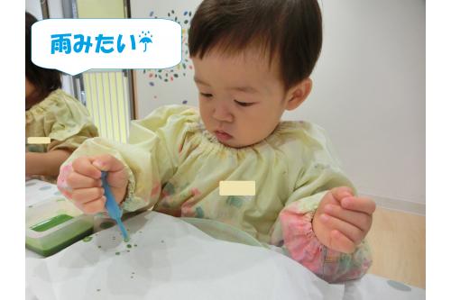 <span style='color:#ff7f00;'>ぽたぽた</span>と色をつけることが<br>できました!<br><br><br>雨粒に見えたようで<br><span style='color:#00ff00;'>「雨降りまーす!」</span>と<br>言っていましたよ<span style='color:#ffff00;'>★</span><br><br><span style='color:#ff007f;'>力加減の調節</span>も<br>できるようになりました。<br>