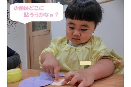 仕上げは糊でお顔と長靴を貼り付け。<br><br>糊にもすっかり慣れてきたようで<br><span style='color:#ff7f00;'>「1の指でするんだよ!」</span>と<br>得意げに教えてくれました<span style='color:#ffff00;'>★</span>