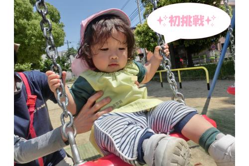 りすチームは<br><span style='color:#0000ff;'>大きなブランコ</span>に初挑戦!<br><br>不安定なブランコにゆらゆら揺られて<br>初めは少し不安そうにしていましたが<br>慣れてくると<span style='color:#ff7f00;'>ウキウキした顔</span>を<br>見せてくれました<span style='color:#ffff00;'>★</span>