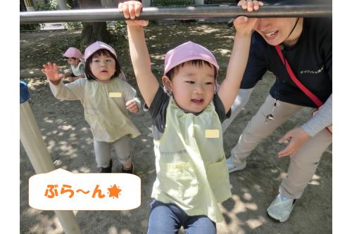 うさぎチームは<br><span style='color:#00ff00;'>鉄棒でぶら~んとぶら下がって</span><br>楽しみました<span style='color:#00ffff;'>♪</span><br>足を高くまであげることも<br>できるようになりましたよ<span style='color:#ffff00;'>★</span>