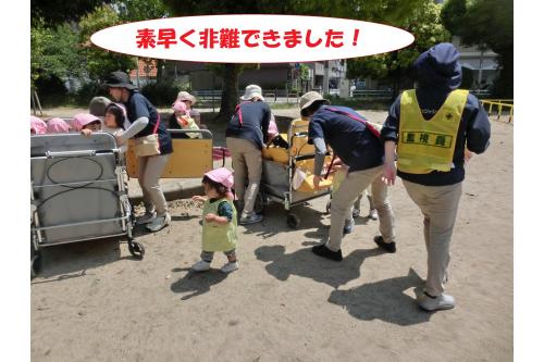 発見した職員がみんなに声をかけて<br><span style='color:#00ff00;'>不審者を刺激しないように</span>素早く集まり避難する準備!<br><br><br><span style='color:#7f00ff;'>安全に素早く避難</span>することが<br>できました。<br><br><br>みんなのだいすきな公園あそびを<br>これからも楽しめるように<br><span style='color:#ff7f00;'>安全第一</span>で過ごすようにしますね。<br><br><br>また、次回のブログもお楽しみに<span style='color:#ffff00;'>★</span>