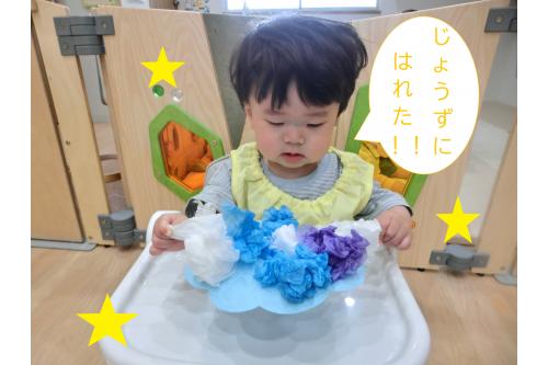 クシャっと握って丸めたお花紙を<br>「<span style='color:#7a7aff;'>どうぞー!</span>」と先生に渡してくれたり、<br><span style='color:#bcff7a;'>画用紙</span>にペタっと貼って楽しみました<span style='color:#ff007f;'>♫</span>