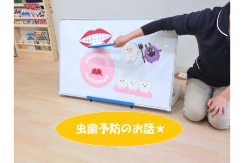<span style='color:#42a0ff;'>歯磨き</span>をちゃんとしなかったら<br>みんなの健康な歯に<span style='color:#a042ff;'>虫ばい菌</span>がついて<br>歯が痛くなるんだよ!というお話を聞くと<br><br>「<span style='color:#ff42ff;'>お家でも歯磨きしてるよ!</span>」や<br>「<span style='color:#42ffa0;'>保育園でもしてるね!</span>」という声が<span style='color:#ff42a0;'>!(^^)!</span><br><br>お話を聞いた後は<span style='color:#ff4747;'>大きなお口</span>を<br>みんなで磨いてみました!<br>
