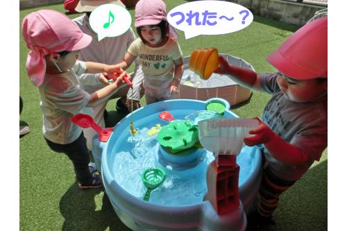 2歳児<span style='color:#2893ff;'>うさぎチーム</span>は<br><span style='color:#38ff9b;'>ウォータープール</span>で<br><span style='color:#2828ff;'>水遊び</span>を<span style='color:#ff23ff;'>満喫</span>しています<span style='color:#ff9933;'>(^_-)-☆</span><br><br><span style='color:#2d96ff;'>釣り遊び</span>をしたり<br>水を汲んで<span style='color:#2dffff;'>流したり♪</span><br><br><span style='color:#9933ff;'>友達の様子</span>を気にしながら<br><span style='color:#2dff2d;'>真剣に</span>遊んでいますよ♡<br><br>まだまだこれからが<span style='color:#ff2828;'>夏本番!</span><span style='color:#ff9933;'><br>健康に</span>夏ならではの遊びを<br><span style='color:#38ff9b;'>楽しめる環境</span>を<br>つくっていきたいと思います!!<br><br>また、<span style='color:#96ff2d;'>次回のブログ</span>をお楽しみに<span style='color:#ffff33;'>★</span>