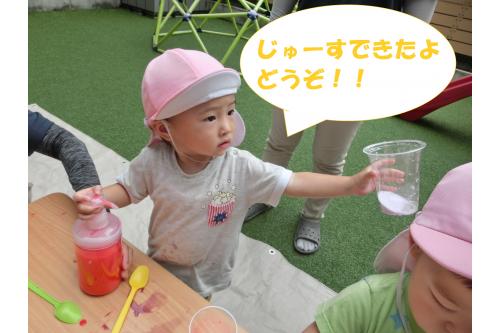 <span style='color:#bc7aff;'>ポンプ</span>の部分は少し<span style='color:#75ffba;'>硬かった</span>のですが<br><span style='color:#ff75ff;'>お友達と一緒に</span>「ぎゅっぎゅ」と<br><span style='color:#ff3d9e;'>助け合う姿</span>が見られました<span style='color:#ff7a7a;'>♡</span><br><br>色水を<span style='color:#7affbc;'>2</span>色、<span style='color:#bcff7a;'>3</span>色と<span style='color:#ba75ff;'>混ぜ合わせ</span><br><span style='color:#ffb770;'>様々な色</span>を自分たちで作っていましたよ<span style='color:#3d3dff;'>!!</span>