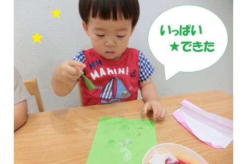 オクラを切ると中には<br>大きく白い種が!<br><br><br><span style='color:#7f00ff;'>「なんかつるつる滑る!」</span><span style='color:#ff7f00;'>「オクラ丸じゃない!」</span><br>と興味深々で見ていました。<br><br>絵の具をつけてスタンプをしてみると<br>うまく形がでず<br><span style='color:#0000ff;'>「なんで~?」</span>と<br>何度もオクラを見ていた子どもたち。<br><br>力強く連続で押していたので<br><span style='color:#00ff00;'>「ゆっくり押してみよう!」</span>と<br><span style='color:#ff0000;'>「ぎゅーっぽん!」</span>を合言葉に<br>再挑戦!<br><br>上手に形が出ると<br><span style='color:#007fff;'>「キラキラ星みたいね」</span>と目が輝いていました<span style='color:#ffff05;'>★</span>