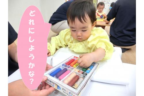 <span style='color:#ff42ff;'>初めて</span>のクレヨンに<span style='color:#a042ff;'>興味津々</span>のひよこチーム<span style='color:#ff42a0;'>♡</span><br><br>目の前にクレヨンを出すと<br>「<span style='color:#42ffa0;'>どの色にしようかな~?</span>」と<br>目を<span style='color:#ff9933;'>キラキラ</span>させて選ぶ姿が<span style='color:#ff6666;'>!(^^)!</span>