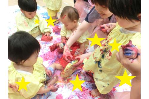 <span style='color:#ff9e3d;'>手形</span>をたくさんつけたり<br>自分の足や手に絵の具を<span style='color:#3dff9e;'>ぬりぬり♪</span><br><br>先生の手に絵の具を塗って<br>遊んでいる子もいましたよ(<span style='color:#ff3d9e;'>*</span>>v<<span style='color:#ff3d9e;'>*</span>)<br>