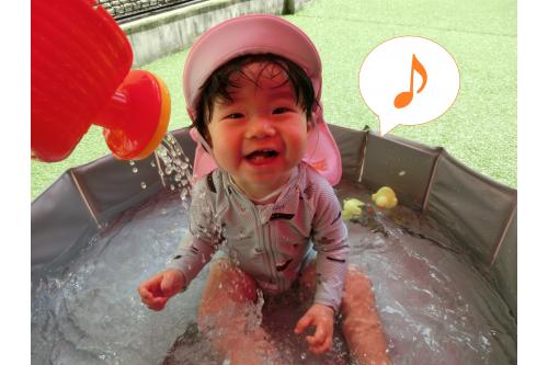 <span style='color:#ff007f;'>ひよこチーム(0歳児)</span>も<br>水にすっかり慣れて<br>笑顔をたくさん見せてくれます<span style='color:#007fff;'>(^^♪</span><br><br>いろいろな<span style='color:#7f00ff;'>玩具に興味</span>を持って<br>手を伸ばしたり<br><span style='color:#ff007f;'>水面をバシャバシャ触ったり</span>と<br>楽しんでいます<span style='color:#ffff00;'>★</span>