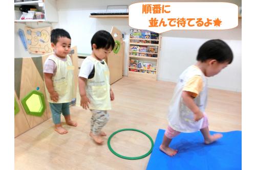 <span style='color:#ff7f00;'>マットあそび</span>を行いました!<br><br>みんなで一斉に始めると危ないから<br><span style='color:#ff007f;'>順番に並んで待とう!</span><br>というお話を聞くとしっかりと並んで<br>待つことができました<span style='color:#7f7fff;'>(^^♪</span><br>遊んでいる途中たのしくなってきても<br><span style='color:#00ff00;'>フープの中で</span>自分の番を<br>しっかりと待つ姿がまた一つ<br>お兄さん、お姉さんに見えました<span style='color:#ffff00;'>★</span>