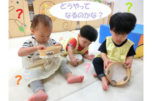 初めての「<span style='color:#ff0000;'>タンバリン</span>」に<br>子どもたちも<span style='color:#ffbc7a;'>興味津々!</span><br>「どうやってなるのかな?」と<br>まずは外側についている「<span style='color:#7affbc;'>鈴</span>」から<br>触っていました<span style='color:#00ffff;'>(^^♪</span>