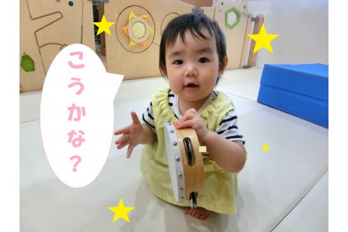 <span style='color:#ff00ff;'>先生</span>が「こうやって<span style='color:#7affbc;'>たたく</span>んだよ<span style='color:#7affff;'>♫</span>」<br>と伝えると…。<br><br><span style='color:#7abcff;'>子ども達</span>も真似っこ<span style='color:#ff0000;'>!</span>