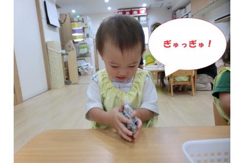 まずは、自分たちで<br><span style='color:#7abcff;'>新聞紙</span>をぎゅっぎゅと丸めて<br><span style='color:#75ffff;'>アイスクリーム</span>の形、<span style='color:#ff7070;'>丸の形</span>を<br>作ってもらいました<span style='color:#ff7abc;'>！！</span><br><br><span style='color:#75baff;'>新聞紙</span>を丸めるのが<br>とても楽しかったようで<br>新聞紙がなくなると<br>「<span style='color:#7affbc;'>まだやりたい！</span>」<br>「<span style='color:#ffbc7a;'>新聞紙ちょうだいよ～</span>」と<br>言う声がいっぱい<span style='color:#ffff00;'>♪</span>