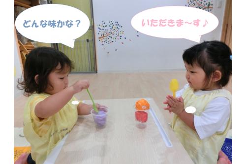 自分で選んだ<br><span style='color:#7a7aff;'>つめた～い</span>アイスクリームを<br>お友達と一緒に<br>「<span style='color:#ffaf60;'>いただきま～す</span><span style='color:#ff7abc;'>！</span>」<br><br>「<span style='color:#51ffa8;'>おいしいね</span><span style='color:#ffff7a;'>♪</span>」と<br>仲良く<span style='color:#7aff7a;'>お話する姿</span>が<br>とても可愛かったです<span style='color:#ffbc7a;'>♥</span><br><br>これからも、<span style='color:#ff70b7;'>ごっこ遊び</span>や様々な<br>遊びをたくさん取り入れていきたいと思います！！<br><br>次回のブログもお楽しみに<span style='color:#ffff00;'>★</span>