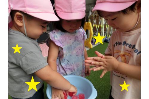 氷に<span style='color:#7f00ff;'>興味津々</span>の子ども達!<br><br><br>恐る恐る触っては<span style='color:#007fff;'>「冷たい!」</span>と<br>言いながらも大喜び<span style='color:#ffff00;'>★</span><br>絵の具で色をつけていたので<br>カラフルな氷に<span style='color:#ff007f;'>「お家のと違う!」</span><br>と違いにも気づくことができました<span style='color:#00ff7f;'>(^^♪</span>
