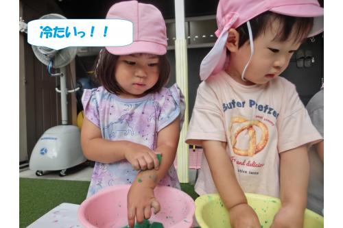 手で触るだけでなく<br><span style='color:#ff007f;'>体に擦り付けて</span>楽しんでいる様子も!<br><br><span style='color:#ff7f00;'>「おてて冷たいけどきもちいいよ」</span><br>と教えてくれました!<br>