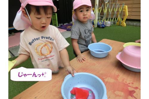 大きな氷はお料理の材料になり<br><span style='color:#7f00ff;'>「氷は冷たいから焼きまーす!」</span><br><span style='color:#ff7f00;'>「温かくなりました~!」</span><br>とごっこ遊びも楽しみました<span style='color:#00ffff;'>♪</span><br><br>暑い夏ならではのあそび。<br><span style='color:#00ff00;'>ダイナミックなあそび</span>も<br><span style='color:#7f00ff;'>繊細なあそびも</span>得意なうさぎチーム<br>なので様々なあそびを<br>楽しんでいきたいと思います<span style='color:#ff00ff;'>(^^♪</span><br>また、次回のブログもお楽しみに<span style='color:#ffff00;'>★</span>