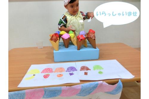 アイスクリームが完成したら<br><span style='color:#75ffff;'>アイスクリーム屋</span>さんの<span style='color:#ff6666;'>開店</span>です<span style='color:#ff0a84;'>♪</span><br><br>「<span style='color:#ba75ff;'>いらっしゃいませ～</span>」と<br><span style='color:#7aff7a;'>店員</span>さんになりきるお友達や<br>