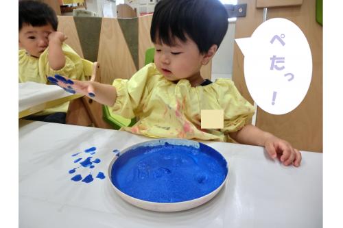 最初は<span style='color:#bc7aff;'>絵の具</span>を触れなかった子も、<br><span style='color:#ffbc7a;'>何回</span>か遊ぶうちに自分から絵の具に<span style='color:#bcff7a;'>ペタ</span><span style='color:#ff0000;'>！</span>