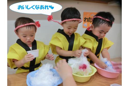 お部屋の中では<br><span style='color:#7f00ff;'>わたあめ作り</span>をしました<span style='color:#ffff00;'>★</span><br>真剣な表情で綿をもみ込み<br><span style='color:#ff7f00;'>味</span>を付けました!<br>