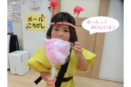 完成したわたあめを<br>早速<span style='color:#00ff00;'>食べる真似!</span><span style='color:#ff007f;'>「甘くておいしい♡」</span>と<br>嬉しそうに教えてくれました<span style='color:#ffff00;'>★</span>