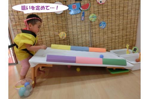 室内には<br><span style='color:#ff007f;'>ボール転がしコーナー</span>も!<br><br>なかなかまっすぐ転がらず<br><span style='color:#00ff00;'>「なんで~?」</span>と言っていたり<br>かごに入ると<br><span style='color:#0000ff;'>「やったー!」</span>と<br>大喜びでした<span style='color:#7fff00;'>♪</span><br>たくさんのあそびを楽しめ<br><span style='color:#ff7f00;'>「夏祭りまたしようね!」</span>と<br>うれしい声もたくさん<span style='color:#007fff;'>♪</span><br><span style='color:#ff007f;'>季節ならではのあそび</span>を<br><span style='color:#7f00ff;'>みんなで楽しみたい</span>と思います!<br><br>また、次回のブログもお楽しみに<span style='color:#ffff00;'>★</span>