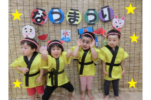 まずは<span style='color:#ff007f;'>半被</span>と<span style='color:#00ff00;'>ねじりハチマキ</span>に<br>着替えました!<br><br>地域のお祭りなどでの<br>様子を思い出して<br><span style='color:#ff7f00;'>「(お祭りの)だんじりと一緒!」</span><br>と喜んでくれましたよ<span style='color:#ffff00;'>★</span><br>フォトコーナーでは<br>ばっちり<span style='color:#7f00ff;'>ポーズをキメて</span>いました!<br>